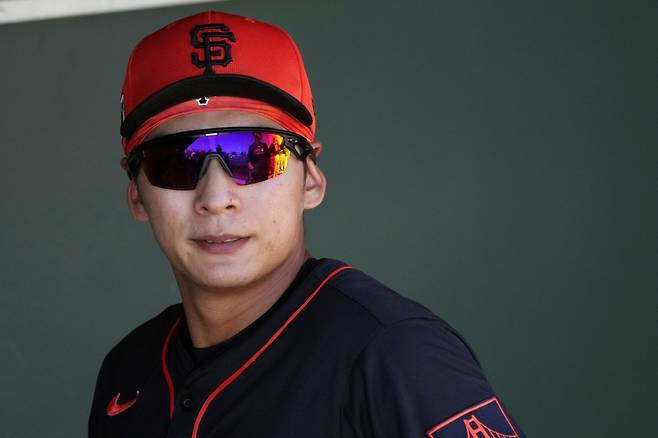 샌프란시스코 자이언츠 외야수 이정후가 16일 미국 애리조나주 스코츠데일에 위치한 스코츠데일 스타디움에서 열린 2025 미국프로야구 메이저리그에 출전하지 않았다. 허리 긴장 증세가 있어 선수 보호 차원에서 휴식을 취한 것으로 알려졌다. AP 연합뉴스