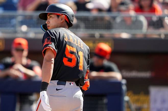 샌프란시스코 자이언츠 외야수 이정후가 16일 미국 애리조나주 스코츠데일에 위치한 스코츠데일 스타디움에서 열린 2025 미국프로야구 메이저리그에 출전하지 않았다. 허리 긴장 증세가 있어 선수 보호 차원에서 휴식을 취한 것으로 알려졌다. AP 연합뉴스