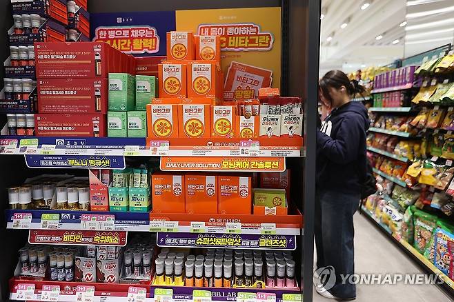 편의점에서 만나는 건기식 (서울=연합뉴스) 류효림 기자 = 국내 편의점 브랜드 씨유(CU)가 최근 편의점 건강식품 매출이 증가함에 따라 특화점 확대와 함께 업계에서 가장 먼저 건강기능식품 도입을 추진한다고 밝혔다. 12일 서울 중구 명동 CU 편의점에서 방문객들이 건강기능식품을 살펴보고 있다. 2025.3.12 ryousanta@yna.co.kr