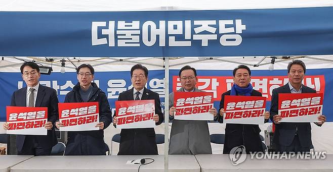 국난극복을 위한 시국간담회 (서울=연합뉴스) 류영석 기자 = 더불어민주당 박용진 전 의원(왼쪽부터), 김경수 전 경남도지사, 이재명 대표, 김부겸 전 국무총리, 이광재 전 국회 사무총장, 임종석 전 대통령 비서실장이 12일 서울 종로구 경복궁 앞 더불어민주당 천막 농성장에서 열린 국난극복을 위한 시국간담회에서 구호를 외치고 있다. 2025.3.12 [공동취재] ondol@yna.co.kr