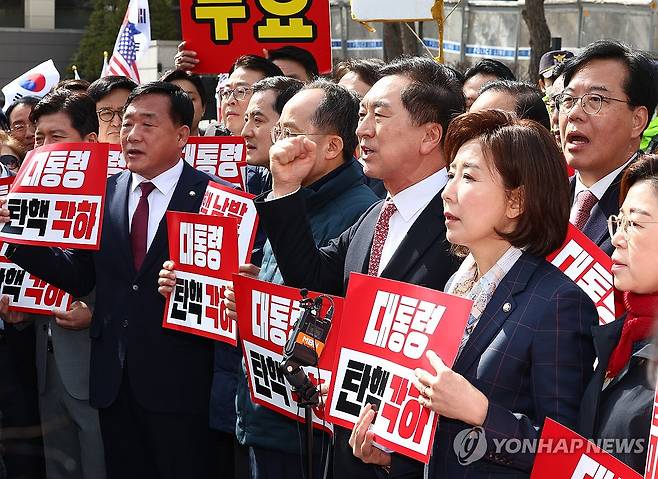 헌재 앞 '대통령 탄핵 각하' 구호 외치는 국민의힘 의원들 (서울=연합뉴스) 서대연 기자 = 김기현, 추경호, 나경원 의원을 비롯한 국민의힘 의원들이 13일 서울 종로구 헌법재판소 앞에서 열린 감사원장 및 검사 탄핵심판 선고 관련 입장발표 기자회견에서 윤석열 대통령 탄핵 각하를 촉구하는 구호를 외치고 있다. 
    헌법재판소는 이날 최재해 감사원장과 이창수 서울중앙지검장 등 검사 3인에 대한 국회의 탄핵소추를 기각했다. 2025.3.13 dwise@yna.co.kr