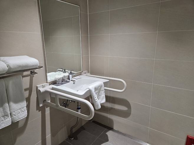 핸디캡 트윈 객실 화장실 [촬영 차민지]