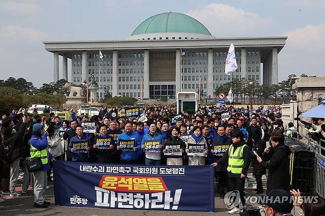 민주당 '윤 대통령 파면 촉구' 도보행진 (서울=연합뉴스) 김주성 기자 = '윤석열 대통령 파면 촉구' 도보행진에 참가한 더불어민주당 박찬대 원내대표를 비롯한 의원들이 16일 서울 여의도 국회를 출발해 광화문 농성장으로 향하고 있다. 2025.3.16 utzza@yna.co.kr