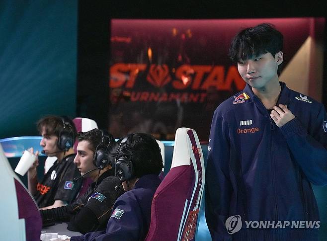 경기장 들어서는 '칸나' 김창동 (서울=연합뉴스) 김주환 기자 = 16일 리그 오브 레전드(LoL) 국제대회 '2025 퍼스트 스탠드 토너먼트' 결승전이 열린 서울 종로구 LoL 파크에서 유럽 팀 카르민 코프(KC)의 '칸나' 김창동이 4세트에 앞서 경기장으로 들어서고 있다. 2025.3.16 jujuk@yna.co.kr