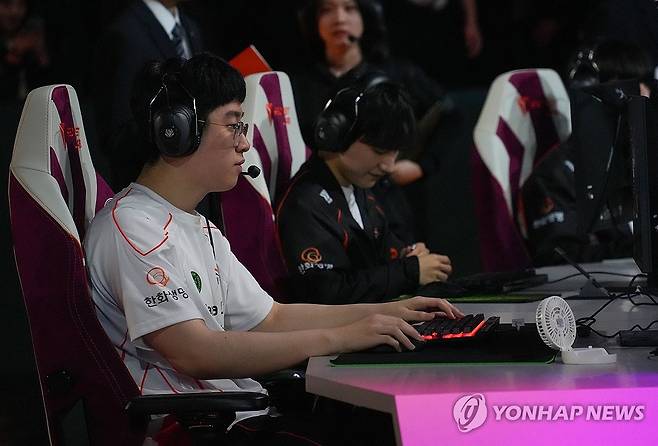 손 푸는 '제우스' 최우제 (서울=연합뉴스) 김주환 기자 = 16일 리그 오브 레전드(LoL) 국제대회 '2025 퍼스트 스탠드 토너먼트' 결승전이 열린 서울 종로구 LoL 파크에서 한화생명e스포츠 '제우스' 최우제가 경기 시작 전 손을 풀고 있다. 2025.3.16 jujuk@yna.co.kr