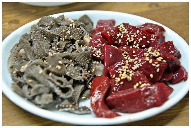 접시 위에 올려져 있는 소간과 천엽의 이미지