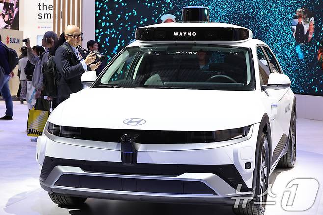 세계 최대 정보기술(IT)·가전 전시회 'CES 2025' 개막일인 7일(현지시간) 미국 네바다주 라스베이거스 컨벤션센터(LVCC)에 마련된 웨이모 전시장에 현대자동차 아이오닉5가 전시되어 있다. 2025.1.8/뉴스1 ⓒ News1 신웅수 기자