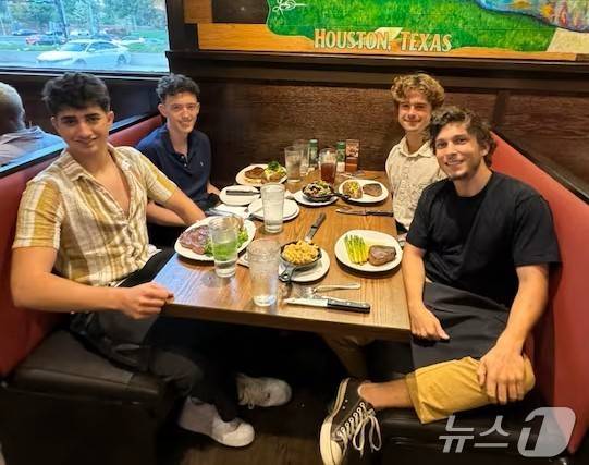 잭 야데가리 칼 AI CEO(왼쪽 아래), 헨리 랭맥 CTO(왼쪽 위), 블레이크 앤더슨 공동 창립자(오른쪽 위), 제이크 카스티요 COO(오른쪽 아래)