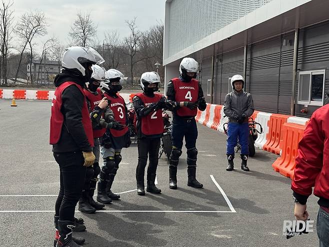 모든 안전장구를 갖춘 상태로 교육이 진행된다