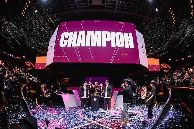 한화생명이 LoL e스포츠 신설 국제 대회 ‘퍼스트 스탠드’ 초대 챔피언에 올랐다. 사진 | 라이엇 게임즈