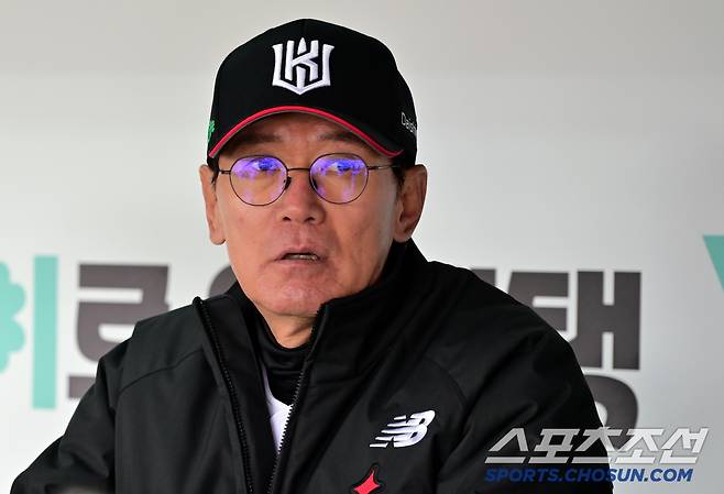8일 수원KT위즈파크에서 열린 KBO리그 KT 위즈와 LG 트윈스의 시범경기. KT 이강철 감독이 인터뷰를 하고 있다. 수원=박재만 기자 pjm@sportschosun.com/2025.03.08/