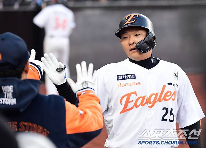 신축구장 첫 홈런 주인공. 1회말 한화 김태연이 삼성 백정현을 상대로 선제 솔로홈런을 날렸다. 하이파이브를 나누고 있는 김태연. 대전=송정헌 기자songs@sportschosun.com/2025.03.17/
