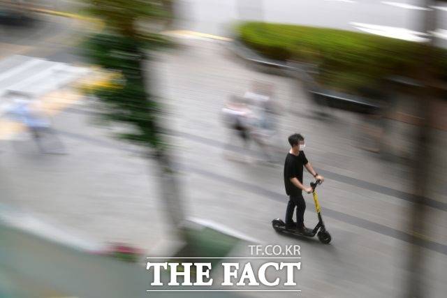 오는 4월부터 서초구 학원거리 및 홍대 레드로드에서 킥보드를 타다 적발될 시 범칙금 2만 원이 부과된다. /더팩트 DB