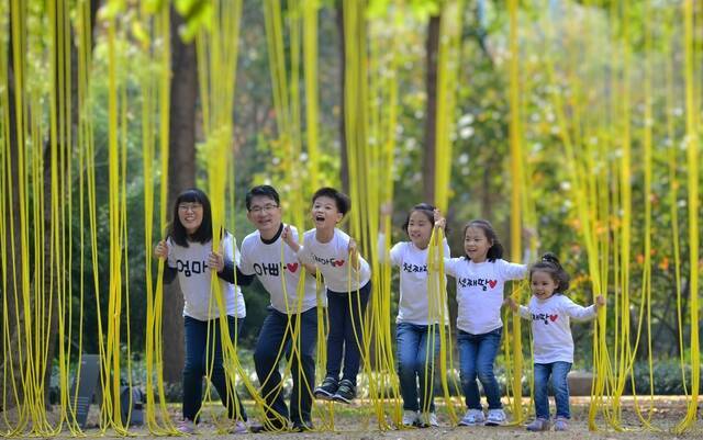 특종에 강한 신개념 대중 종합지 더팩트가 '보건복지부와 함께하는 저출생 극복 프로젝트 <사진이 '더'팩트다>' 사진 공모전을 연다. 접수는 다음달 9일 마감된다. 사진은 지난해 보건복지부 장관상을 수상한 김택수 작가의 <다둥이 가족>.
