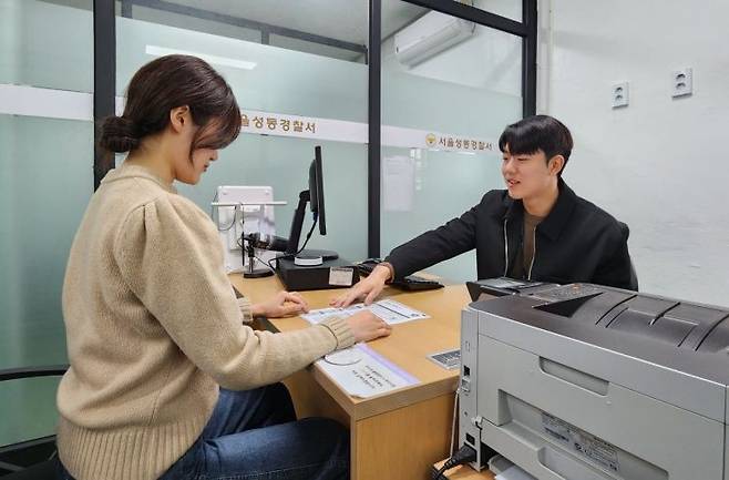 강형준 서울 성동경찰서 여성청소년강력범죄수사팀 순경(28)이 13일 민원인에게 안내를 하고 있다. 변선진 기자