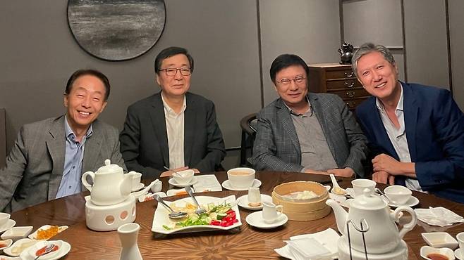 김영삼 전 대통령의 아들 김현철(왼쪽부터) 김영삼대통령기념재단 이사장, 김대중 전 대통령의 아들 김홍업 김대중평화센터 이사장, 박정희 전 대통령의 아들 박지만 EG 회장, 노태우 전 대통령 아들인 노재헌 동아시아문화센터 이사장이 한자리에 모여 저녁 식사를 하는 모습. /김현철 이사장 제공