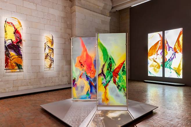 프랑스 루아르 지역의 유서 깊은 고성인 샹보르성에 ‘빛의 화가’ 김인중 신부의 작품이 설치된 모습. ©Domaine national de Chambord – Sophie Lloyd