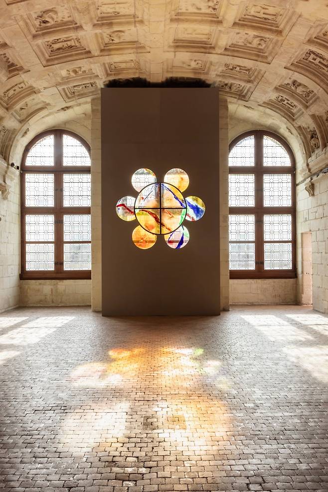 프랑스 루아르 샹보르성에 김인중 신부의 스테인드글라스 작품이 설치된 모습. © Domaine national de Chambord – Sophie Lloyd