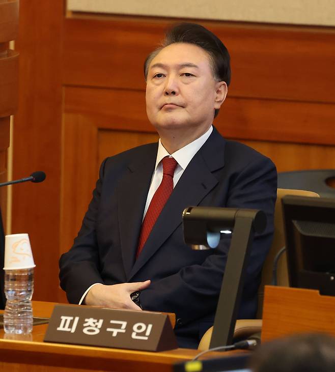 윤석열 대통령이 지난 2월 13일 서울 종로구 헌법재판소에서 열리는 탄핵심판 8차 변론에 출석하고 있다. /사진공동취재단