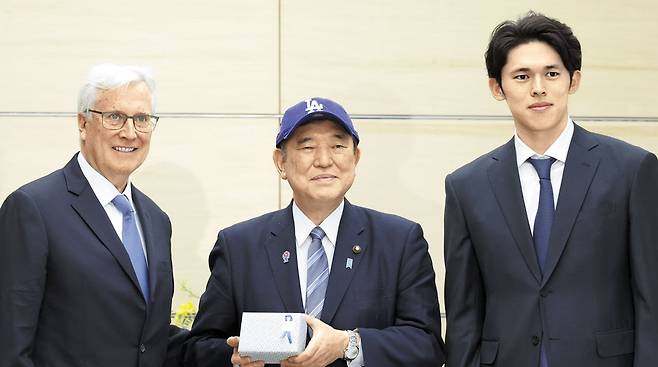 이시바 시게루(가운데) 일본 총리와 다저스 투수 사사키 로키(오른쪽), 구단주 마크 월터. /EPA 연합뉴스