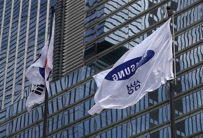 삼성전자 서초사옥에 삼성 깃발과 태극기가 펄럭이고 있다. /뉴스1