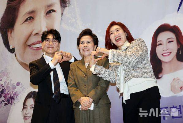 가수 이미자(가운데)가 자신이 선택한 전통가요의 맥을 이을 후계자, 조항조-주현미와 함께 환한 웃음으로 사진 촬영에 임하고 있다. ⓒ뉴시스