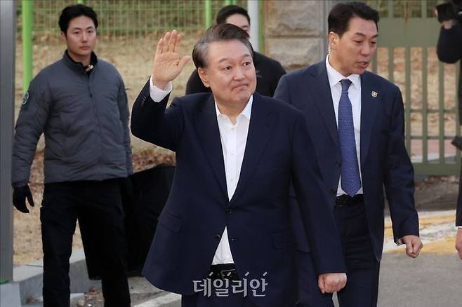 윤석열 대통령이 지난 8일 오후 경기도 의왕시 서울구치소에서 법원의 구속취소 결정으로 석방돼 나오며 지지자들에게 인사를 하고 있다. ⓒ데일리안 홍금표 기자