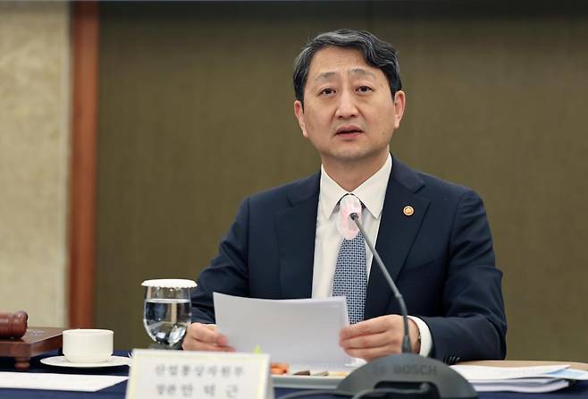 안덕근 산업통상자원부 장관이 14일 서울 중구 롯데호텔에서 당연직·민간위촉직 위원이 참석한 가운데 열린 ‘제35차 에너지위원회’를 주재하고 있다. (산업통장자원부 제공) 2025.3.14 뉴스1