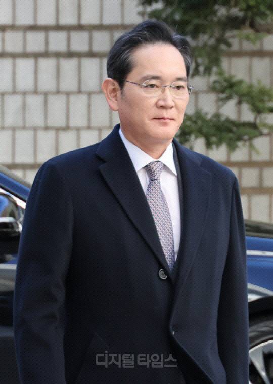 이재용 삼성전자 회장이 지난달 3일 서울고등법원에서 열린 삼성물산·제일모직 부당 합병, 회계 부정 혐의 등에 대한 항소심 선고 공판에 출석하고 있다. 박동욱 기자