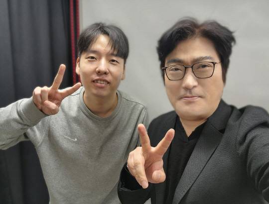 "쁘왕갑습니다, 여러분! 오늘도 드류가세요~!"로 시작과 끝을 맺는 JM의 인사는 어느새 그를 대표하는 시그니처다. 그는 단순히 영상을 찍고 올리는 사람이 아니라, 자신만의 세계관을 만들고 그 안에서 시청자들과 함께 살아가는 현시대 유튜버의 단면을 보여준다.