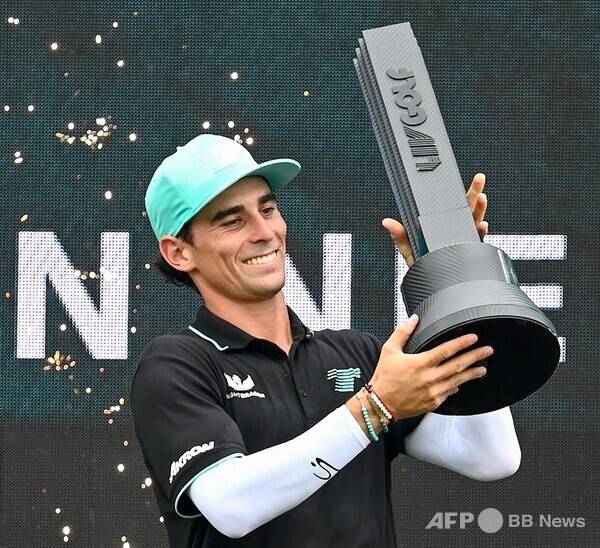 2025년 LIV 골프 시리즈 싱가포르 대회 우승을 차지한 호아킨 니만이 우승 세리머니하는 모습이다. 사진제공=ⓒAFPBBNews = News1