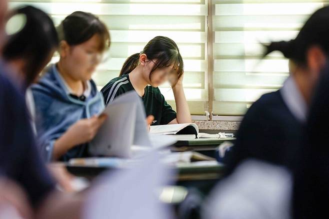 지난해 9월4일 서울 영등포구 여의도여고에서 실시된 ‘2025학년도 대학수학능력시험 9월 모의평가\'에 앞서 수험생들이 시험 준비를 하고 있다. 사진공동취재단