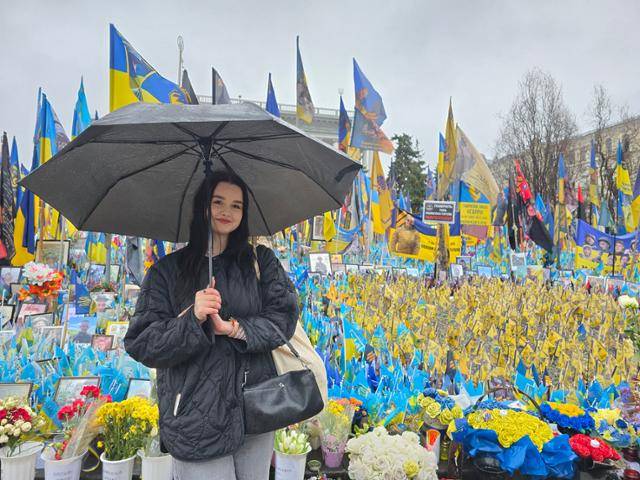 15일 우크라이나 키이우 독립광장에서 만난 아나스타샤는 "우크라이나의 승리와 평화를 동시에 달성하는 게 가능할까"라고 물었다. 승리를 위해 더 많은 희생을 감수해야 한다면 그것을 평화라고 부를 수 있을지 단언하기 어렵다는 이유에서다. 키이우=신은별 특파원