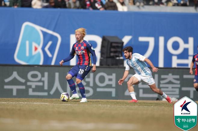 수원FC 수비수 이지솔(왼쪽)이 16일 수원종합운동장에서 열린 울산과의 하나은행 K리그1 2025 5라운드 중 패스를 시도하고 있다. 사진=프로축구연맹