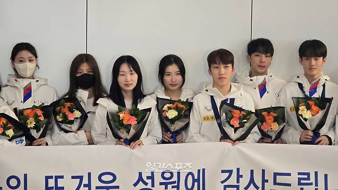 중국 상하이에서 열린 ISU 쇼트트랙 세계선수권을 마치고 귀국한 쇼트트랙 대표팀. (왼쪽에서 세 번째부터) 최민정은 여자 1500m 금메달, 김길리는 여자 1500m 동메달, 박지원과 남자 대표팀은 5000m 계주 동메달을 땄다. &nbsp;인천공항=윤승재 기자
