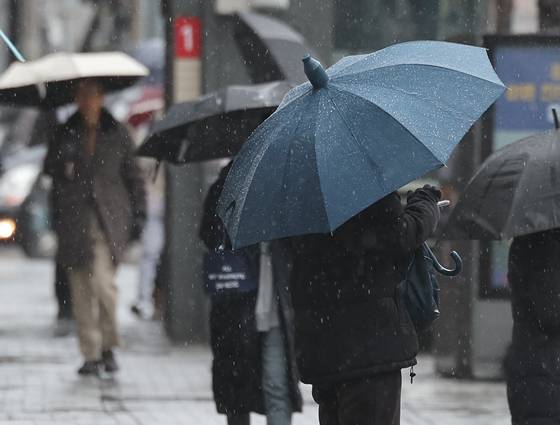 울산에 비가 내린 4일 남구 거리에서 시민이 우산을 쓰고 있다. 연합뉴스
