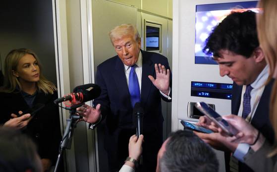 지난 9일 전용기 '에어포스 원'에서 트럼프 대통령이 풀 취재단과 인터뷰하고 있다. [로이터=연합뉴스]