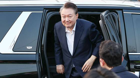 지난 8일 서울구치소에서 석방된 윤석열 대통령이 서울 한남동 관저 앞에서 지지자들에게 인사하기 위해 차량에서 내리고 있다. 연합뉴스