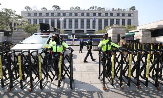 지난 14일 서울 종로구 헌법재판소 정문을 경찰이 바리케이트를 설치하고 통제하고 있다. 뉴스1
