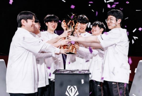 퍼스트 스탠드 토너먼트 초대 우승을 차지한 후 기뻐하고 있는 한화생명e스포츠 선수들의 모습 (라이엇게임즈 제공)