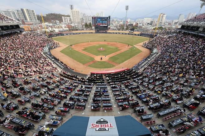 16일 광주기아챔피언스필드에서 열린 프로야구 삼성 라이온즈와 KIA 타이거즈의 시범경기. 많은 야구팬이 경기를 관전하고 있다.  사진=연합뉴스
