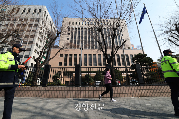 ‘서울서부지법 난입·폭력 사태’에 대한 첫 공판이 열린 10일 서울 마포구 서울서부지법 앞에서 경찰이 경계근무를 서고 있다. 정효진 기자