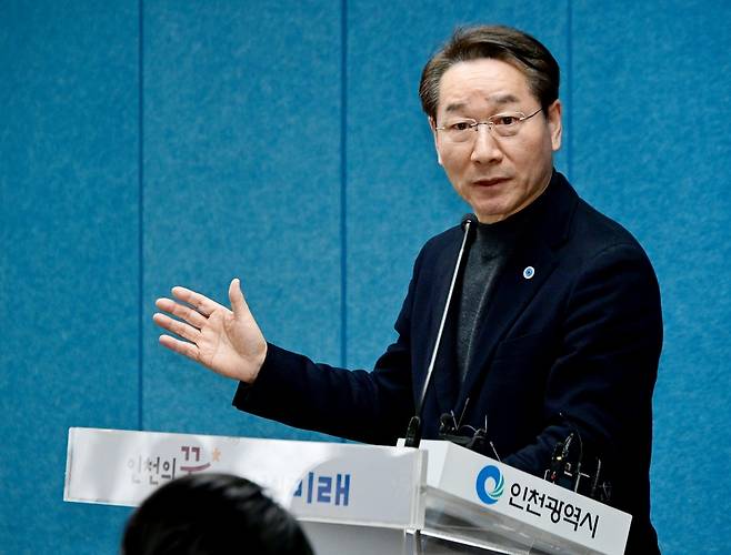 17일 인천시청 브리핑룸에서 유정복 인천시장이 연금피크제 도입에 대해 설명하고 있다. 인천시 제공