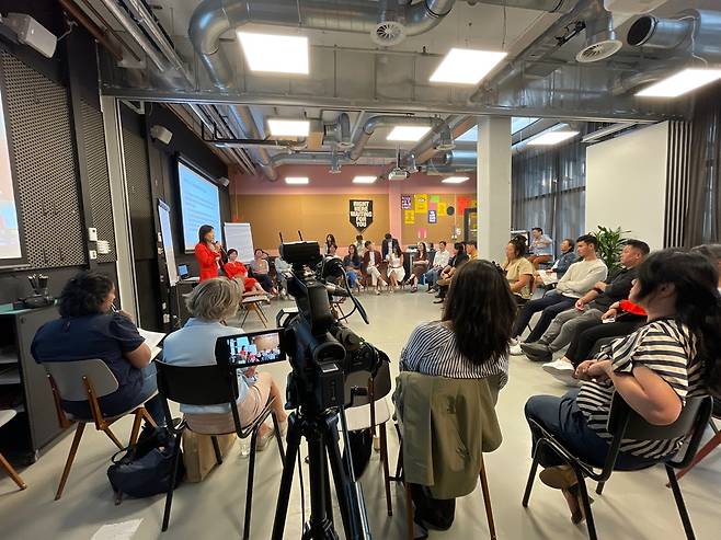 이경은 국경너머인권 대표는 유럽의 이른바 ‘수령국’ 국가에서 여러 연구 활동을 진행한다. 사진은 헤이그에서 개최한 <The Glogal ‘Orphan’ Adoption System> 관련 북토크.  ⓒ조세영