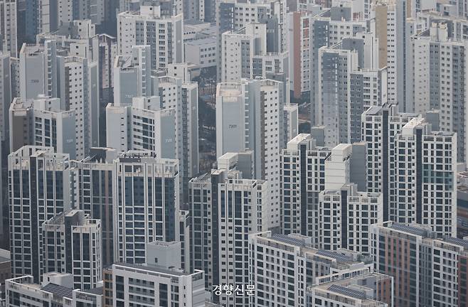 12일 서울 도심 아파트 단지가 뿌옇게 보이고 있다.  성동훈 기자