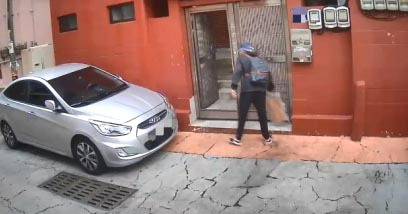 부산의 한 주택가에서 베트남인 마약 사범이 마약을 수거하고 있다.  부산지검 제공