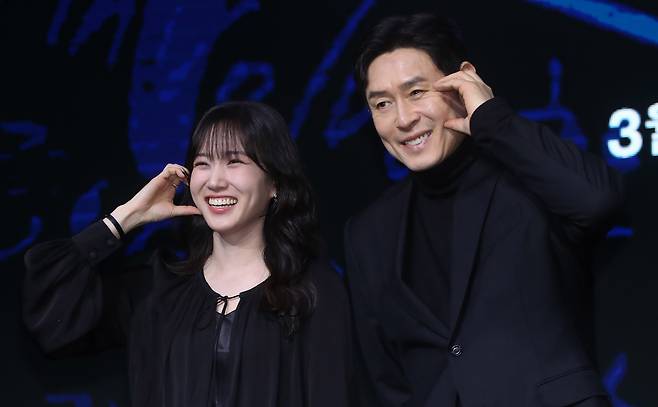 Park Eun-bin (left) and Sul Kyung-gu pose for a photo at a press conference in Yeouido, Seoul, Monday. (Newsis)