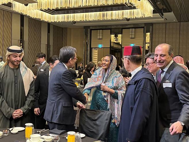 Foreign Minister Cho Tae-yul exchanges greetings with Sudanese Ambassador to Korea Amira Agarib at an Iftar dinner hosted by the Foreign Ministry at the Four Seasons Hotel in Seoul on Tuesday. ( Sanjay Kumar/The Korea Herald)
