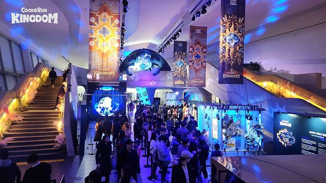 데브시스터즈가 개발 스튜디오 스튜디오킹덤에서 개발한 모바일 역할수행게임(RPG) ‘쿠키런: 킹덤’이 동대문디자인플라자(DDP) 쇼룸에서 열린 ‘진리와 거짓의 게임’ 특별전을 성황리에 마쳤다고 17일 밝혔다. 데브시스터즈 제공