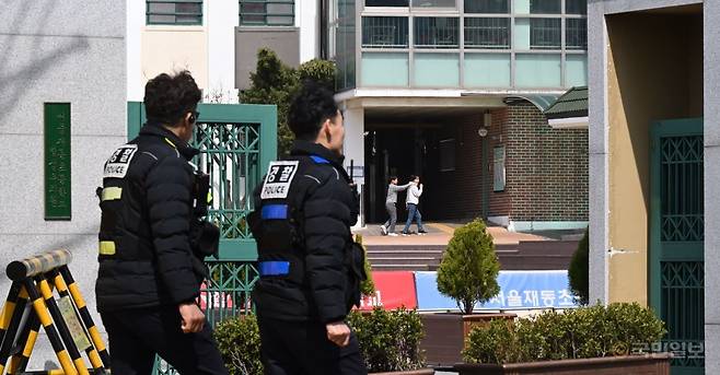 윤석열 대통령의 탄핵 심판 선고일에 헌법재판소 인근 학교가 임시 휴교하는 가운데 17일 서울 종로구 헌법재판소 인근에서 경찰들이 재동초등학교 인근을 순찰하고 있다.